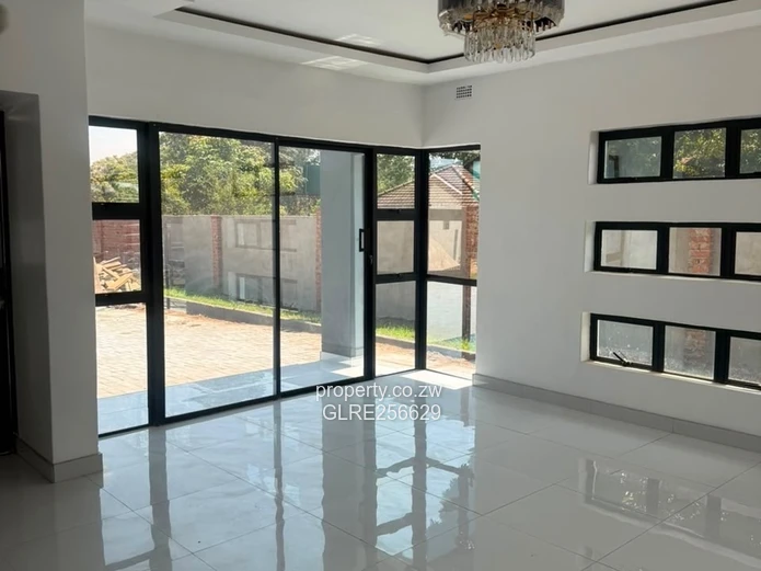 Modern glass-front 4-bed flat in Hatfield with borehole