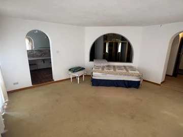 2 Bedroom Flat & Apartment