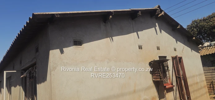 Spacious 4-Bed Home with Borehole in Budiriro
