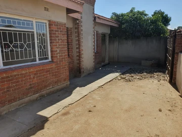 Spacious 5-Bedroom Home with Modern Features in Chitungwiza Unit L