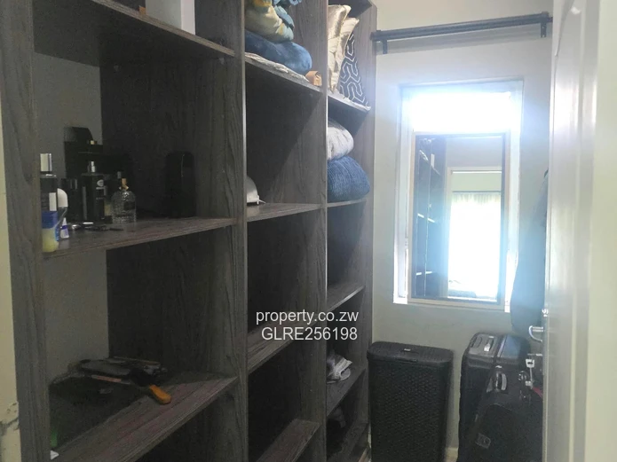 Sunlit 2-Bed, 2-Bath Newlands Flat with Borehole