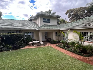 Spacious Townhouse Within The Brooke