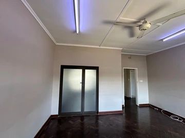 2 Bedroom Flat & Apartment