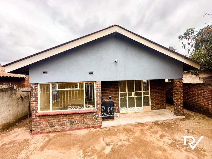Walled & Gated 5-Bed Home in Warren Park – Borehole