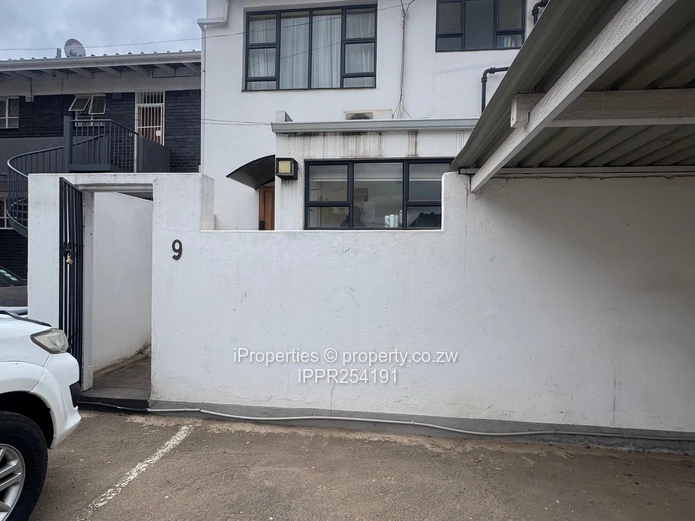 Furnished 3-Bed Flat in Avenues — Parquet & Gated Patio
