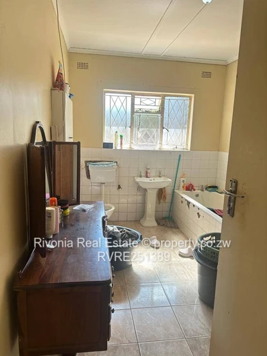 Greendale North: 4-Bed Home on 4200m² with Borehole