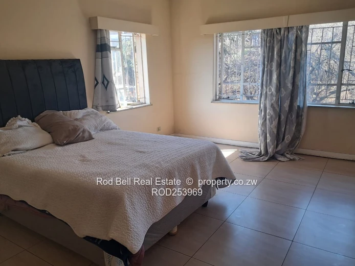 Large 3-bedroom flat located in the Avenues