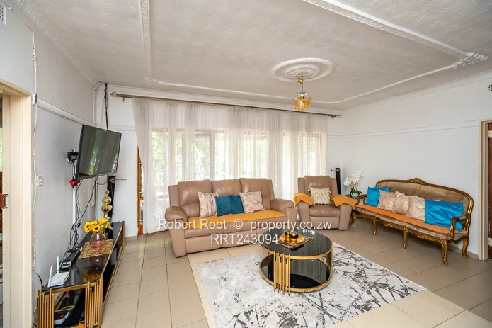 Neat 4 bed family home in Kambanji with stunning views!