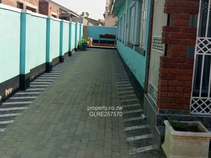 Bright Turquoise 5-Bed Home in Southlea Park — Solar