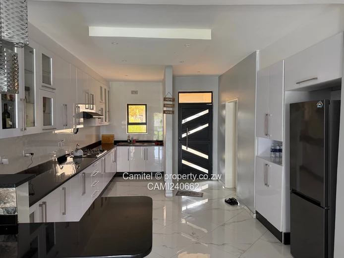 2 bed cluster in Arlington with borehole ,back up solar system 