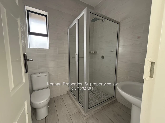 Modern Townhouse in secure Peakwood Village 