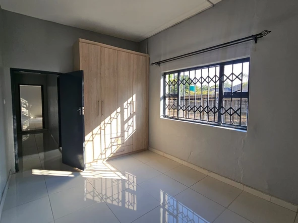 2 Bedroom Flat & Apartment