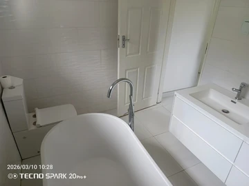 2 Bedroom Flat & Apartment