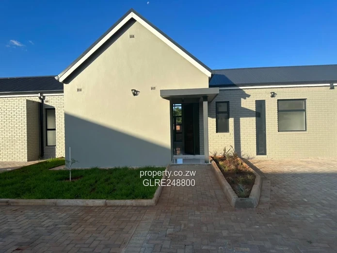 Spacious Glass-Front 3-Bed Townhouse in Bluff Hill - Borehole