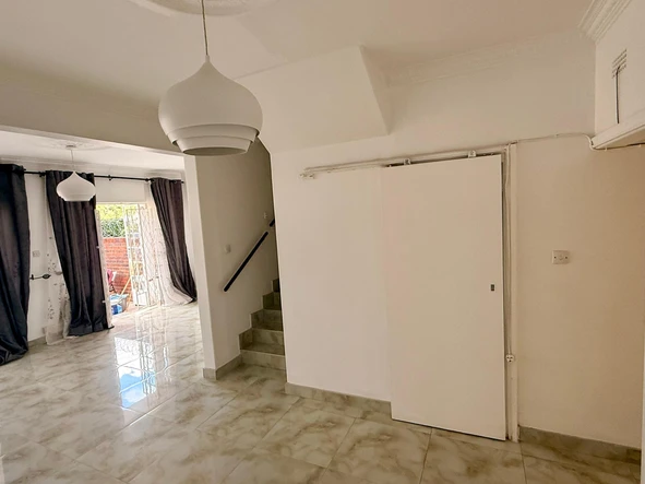 2 Bedroom Flat & Apartment