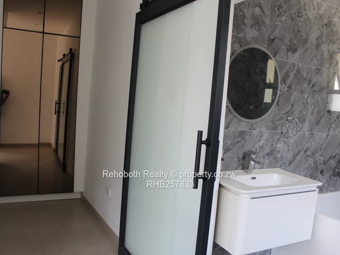 Contemporary 4-Bed Marlborough Flat with Borehole