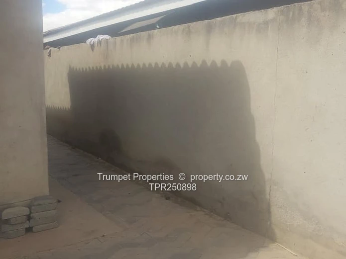 Mufakose Ext 4-Bed House – Borehole, Walled Yard & Security Gate (Sole Mandate)
