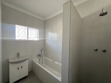 2 Bedroom Flat & Apartment
