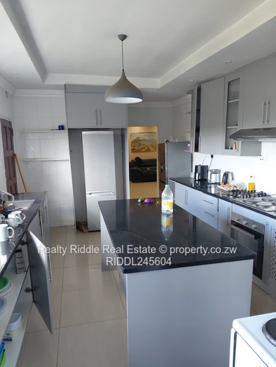 For sale 5 beds ridgeview Belvedere close to zesa training centre 