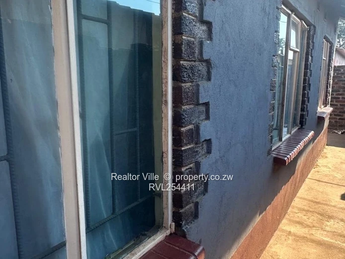 Walled & Gated 5-Bed Home in Warren Park – Borehole