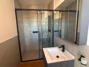 4 Bedroom Flat & Apartment