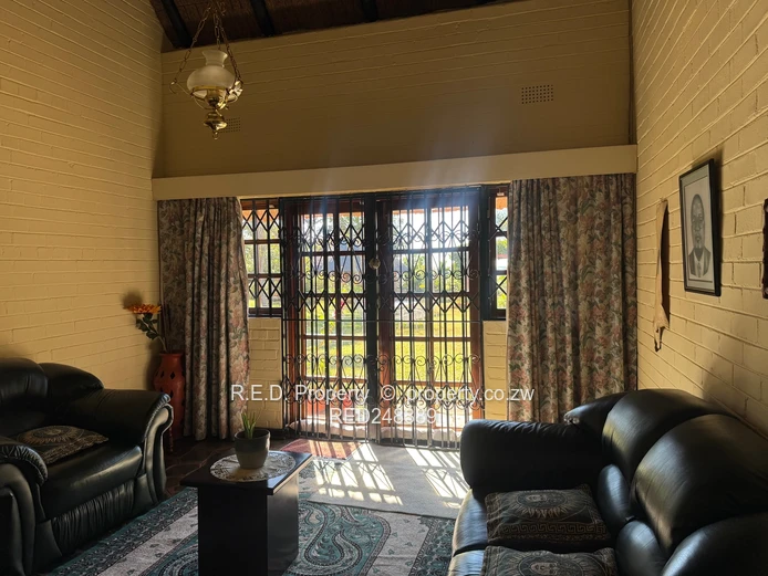 Private Retreat In Douglasdale!