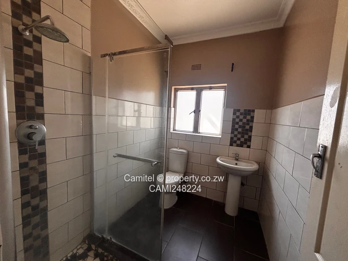 Sunlit 3-Bed Garden Flat with Borehole in Newlands