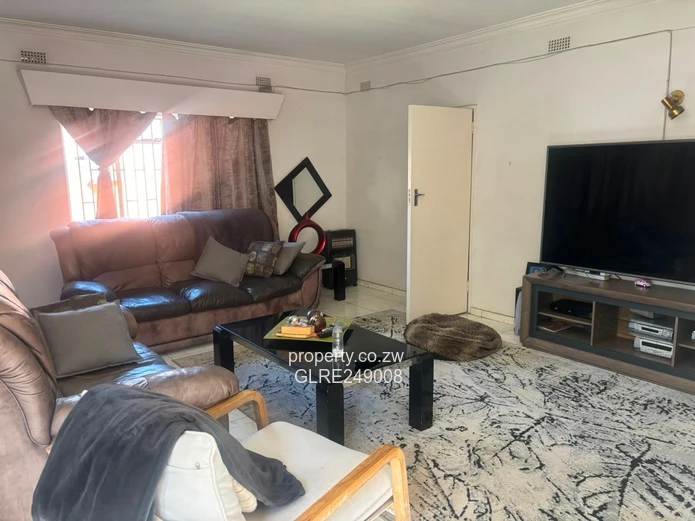 Sunny 3-Bed Avondale Flat with Garden & Borehole