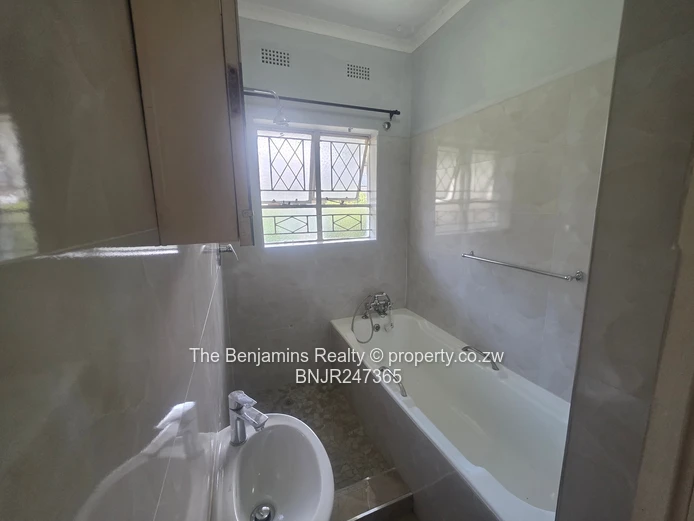 Secure Garden Flat In Avondale