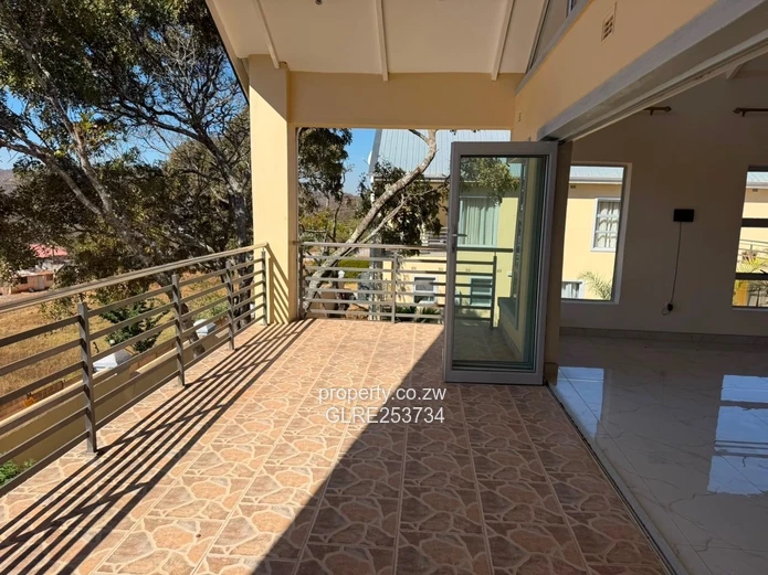 Sunlit Greystone Park 3-Bed Apartment — Balcony & Modern Baths