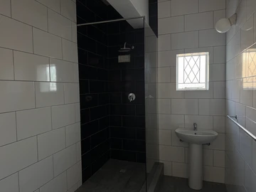 2 Bedroom Flat & Apartment