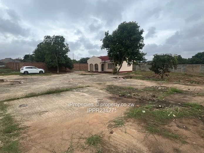 2,248m² stand comes with a neat 2-bedroom cottage 