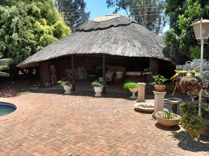 Main road frontage, Zoned Commercial