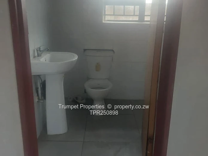 Mufakose Ext 4-Bed House – Borehole, Walled Yard & Security Gate (Sole Mandate)