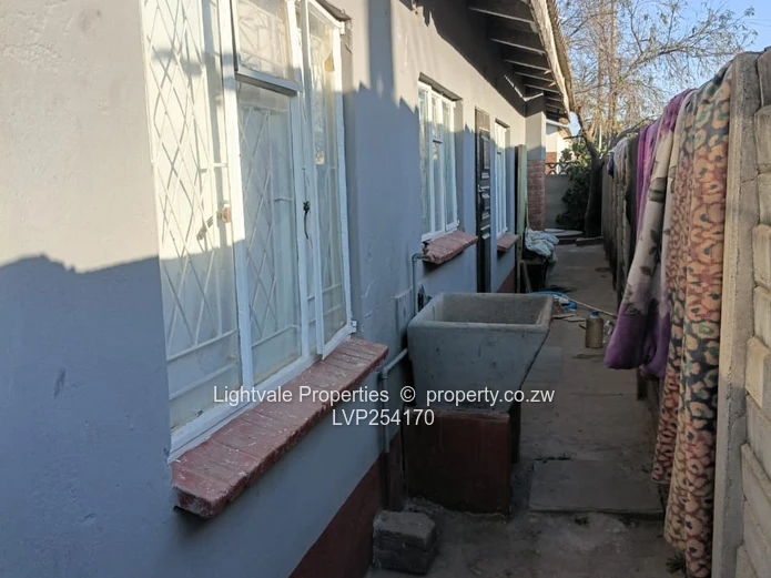 Neat house in Seke Unit A (Sole Mandate)