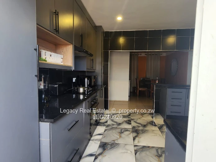 Granary Home with 2 Ensuites, Solar & Borehole