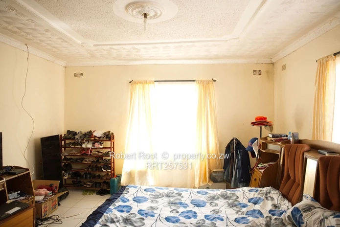 Spacious 3-Bed Damofalls Cottage on 1130 m² with Tank