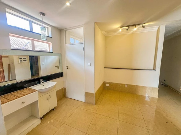 3 Bedroom Flat & Apartment