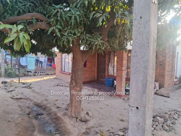 4-Bed Brick Home  in Glen Norah for sale (Sole Mandate)