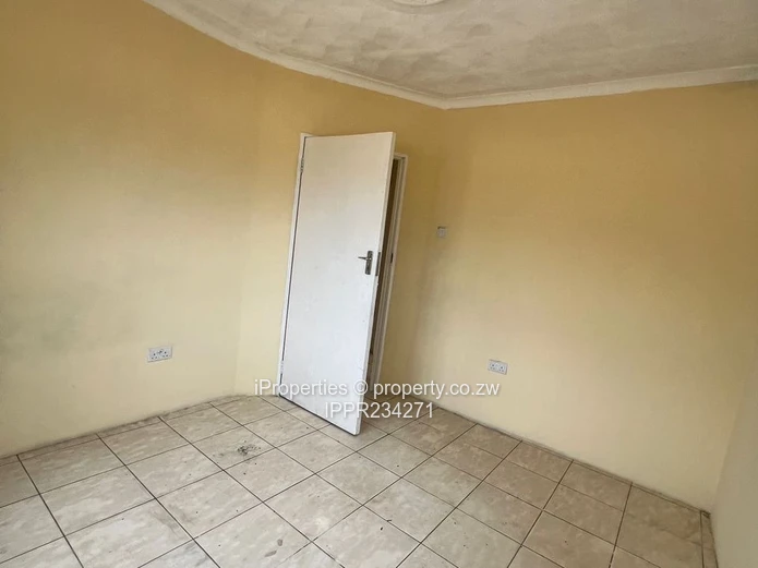 2,248m² stand comes with a neat 2-bedroom cottage 