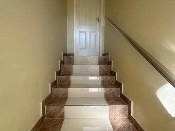 6 Bedroom Flat & Apartment