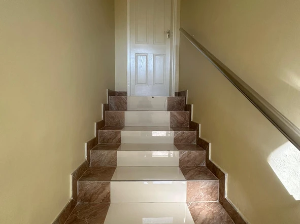 6 Bedroom Flat & Apartment