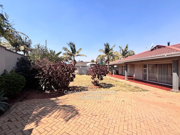 Spacious 5-Bed Bluff Hill Home — Large Kitchen, Borehole