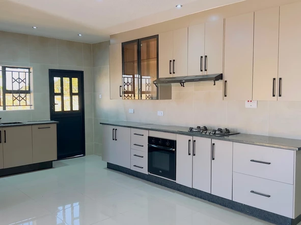 4 Bedroom Flat & Apartment