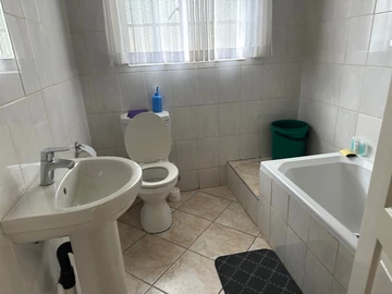 2 Bedroom Flat & Apartment