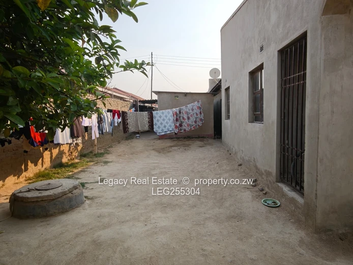 Secure Walled 4-Bed Home with Flatlet & Garage — Chitungwiza (Sole Mandate)