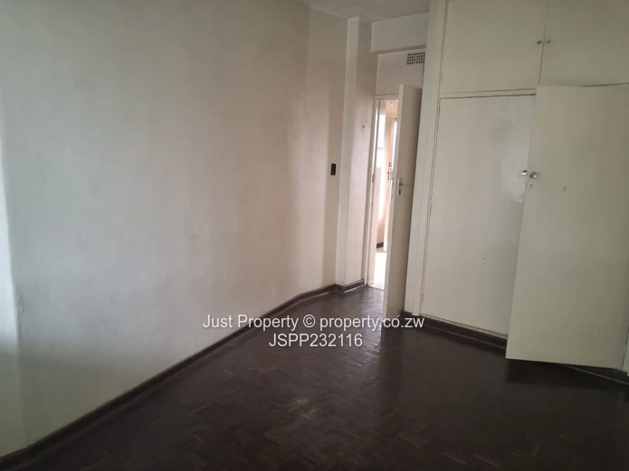 Classic Avenues 1 1/2 Bed with Large Windows & 24hr Security (Sole Mandate)