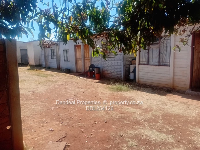 Eastlea Office on 2,500m² — Yard, Parking & Main Road Frontage