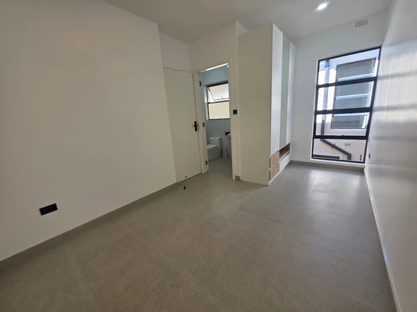 2 Bedroom Flat & Apartment