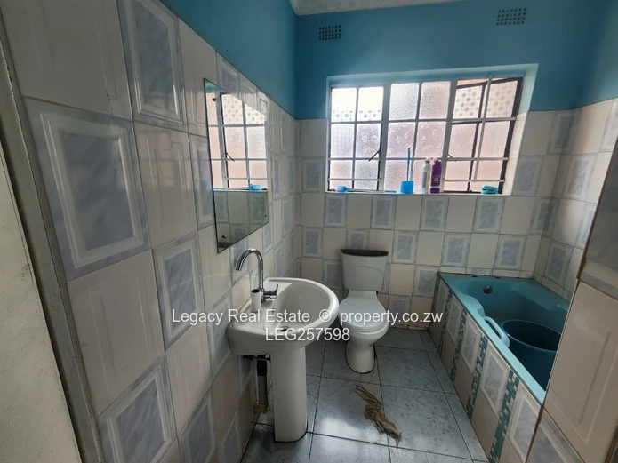 Spacious 4-Bed Home in Zimre Park with Borehole